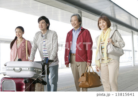 旅行に出かける家族4人 13815641