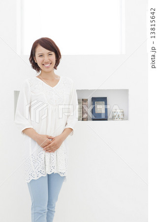 笑顔の女性 13815642