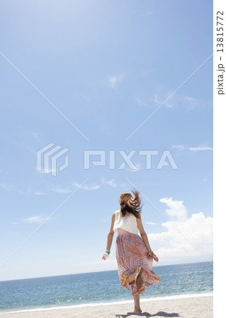 海岸で走っている女性 13815772