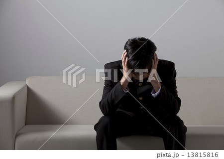 頭を抱えている男子中高生 頭を抱えている男子中高生 13815816