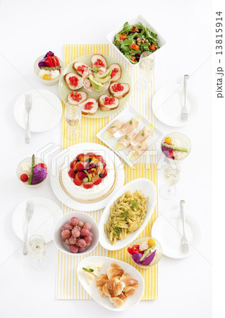 テーブルに並ぶパーティー料理 テーブルに並ぶパーティー料理 13815914