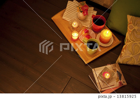 お盆の上のコーヒーと洋菓子 13815925