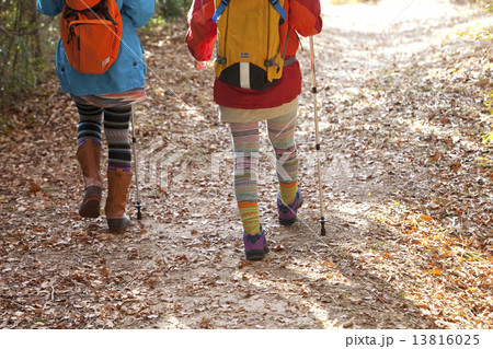 トレッキングをしている女性2人の後姿 13816025