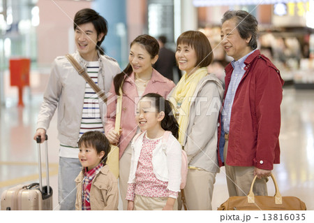 旅行カバンを持つ3世代家族 13816035