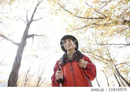 トレッキングをしている女性 13816070