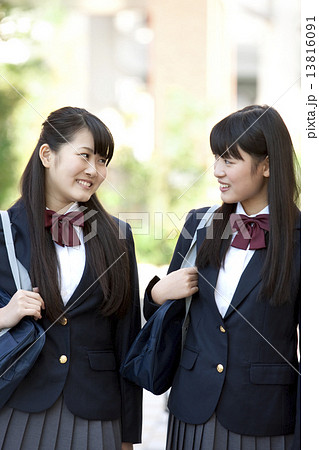 通学中の女子校生2人 13816091