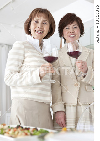 ワインを持つ中高年女性2人 13816325