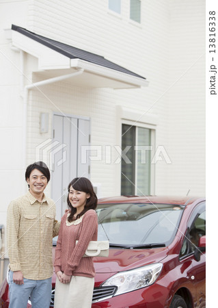 笑顔の夫婦と車 13816338