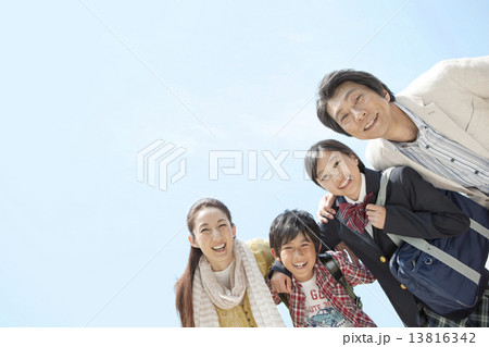 笑顔の4人家族 13816342