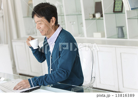お茶を飲む中高年男性 お茶を飲む中高年男性 13816389