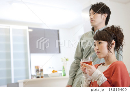 遠くを見ているカップル 13816400