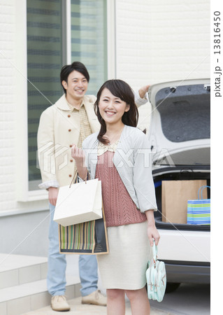 買い物から帰宅した夫婦 買い物から帰宅した夫婦 13816450