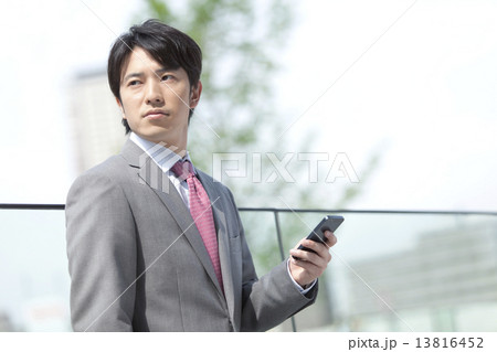 スマートフォンを持つビジネスマン スマートフォンを持つビジネスマン 13816452
