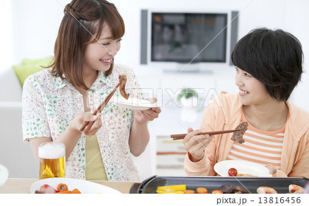 焼き肉を食べる女性2人 焼き肉を食べる女性2人 13816456