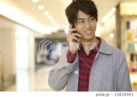 スマートフォンで電話している男性 13816461