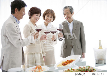 ワインで乾杯をする中高年男女4人 13816547