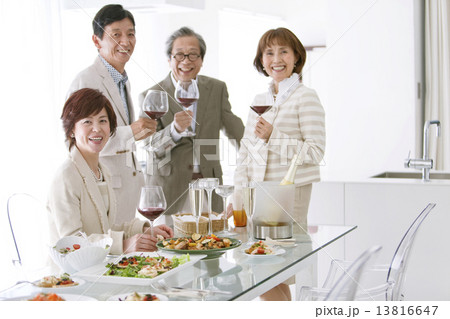 ワインを持つ中高年男女4人 13816647