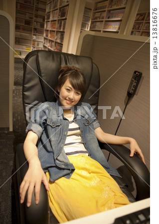 インターネットカフェでくつろぐ女性 インターネットカフェでくつろぐ女性 13816676