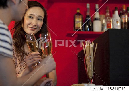 バーでシャンパンを飲むカップル バーでシャンパンを飲むカップル 13816712