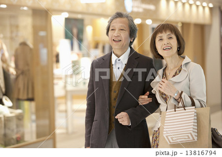 買い物をする中高年夫婦 買い物をする中高年夫婦 13816794