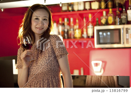 ワイングラスを持つ女性 13816799