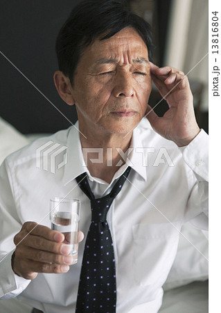 こめかみを押さえる中高年男性 13816804