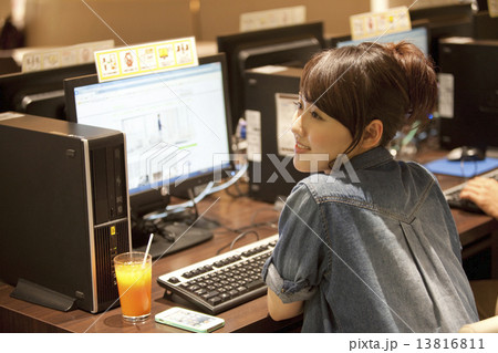 インターネットカフェでくつろぐ女性 インターネットカフェでくつろぐ女性 13816811