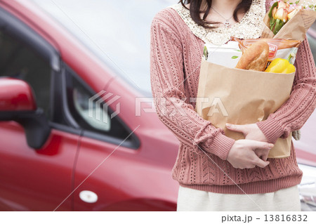 買い物袋を抱えている女性 買い物袋を抱えている女性 13816832
