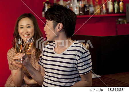 バーでシャンパンを飲むカップル 13816884