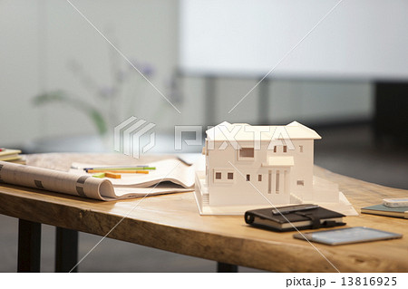テーブルの上の建築模型 13816925
