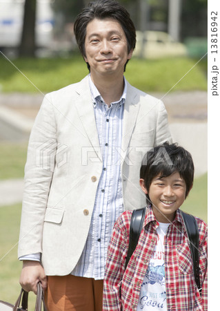 笑顔の男の子と父親 笑顔の男の子と父親 13816942