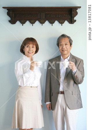 カップを持つ中高年夫婦 カップを持つ中高年夫婦 13817081