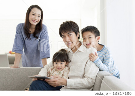 タブレットPCを見る4人家族 13817100