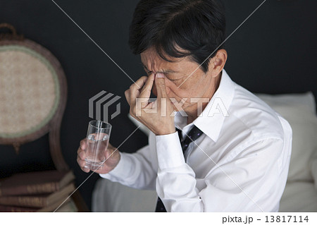 目頭を押さえる中高年男性 13817114