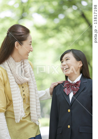 話をする女子校生と母親 13817198