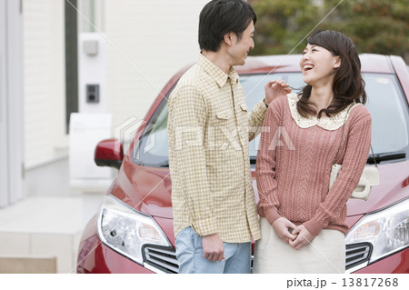 笑顔で会話する夫婦と車 笑顔で会話する夫婦と車 13817268