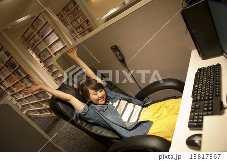 伸びをする女性 伸びをする女性 13817367