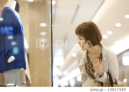 ウインドーショッピングをする中高年女性 13817389