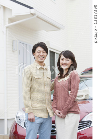 笑顔の夫婦と車 笑顔の夫婦と車 13817390