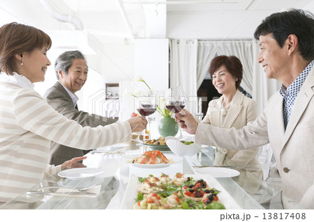 ワインで乾杯をする中高年男女4人 13817408