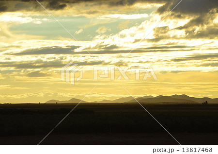 モロッコの大西洋側の大平原とアトラス山脈 13817468