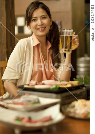 ビールジョッキを持つ女性 13817481