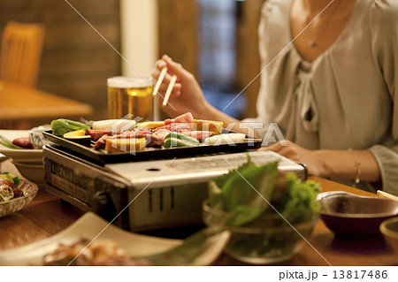 テーブルの上の焼き肉料理 テーブルの上の焼き肉料理 13817486