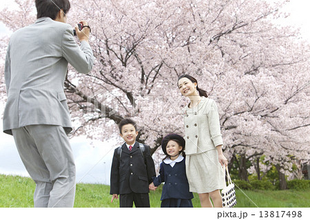 ビデオカメラで撮影する4人家族 13817498