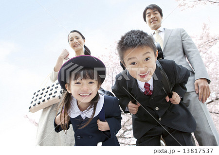 笑顔の4人家族 13817537