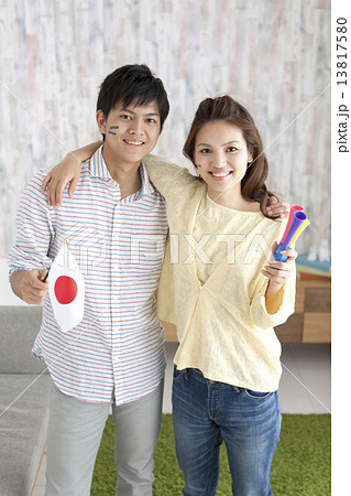 応援するカップル 13817580