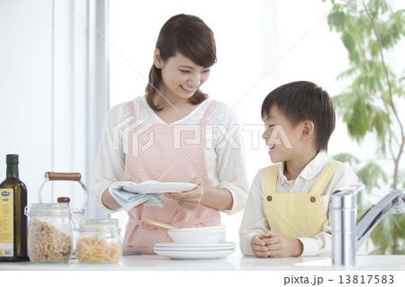 キッチンで話をする親子 キッチンで話をする親子 13817583