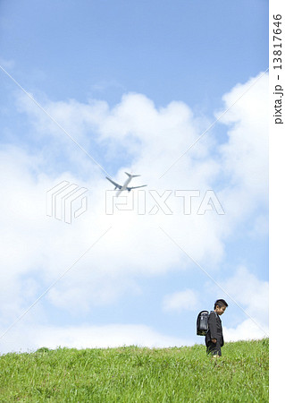 飛行機と男の子 13817646