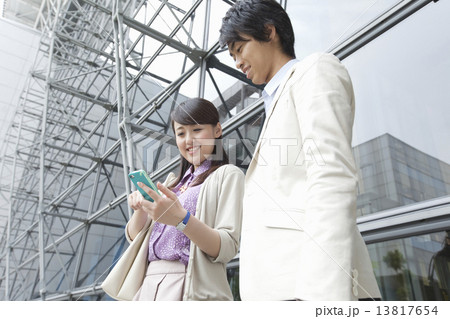 スマートフォンを見ているビジネスマン2人 13817654