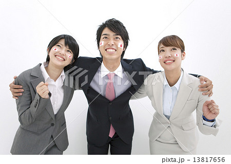 肩を組むビジネス男女3人の写真素材